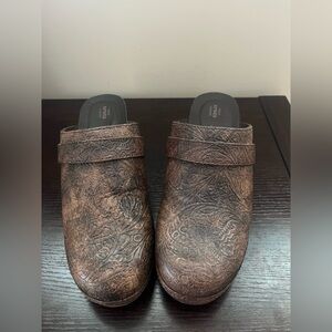 Crocs women’s Brown Clogs